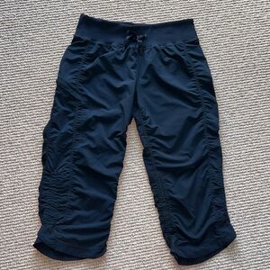 Zella Women’s Navy Blue Cropped Capri Pants